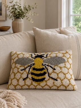 Peking Handicraft Bee, 8x12 Hook Pillow, 1 Count